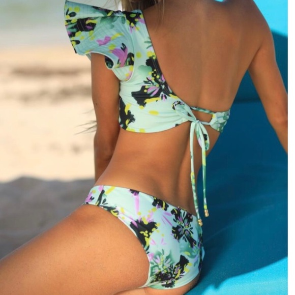 Bikini ruffle - Picture 2 of 2